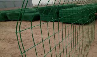 斜坡地带怎样安装双边护栏网 双边丝护栏网厂家